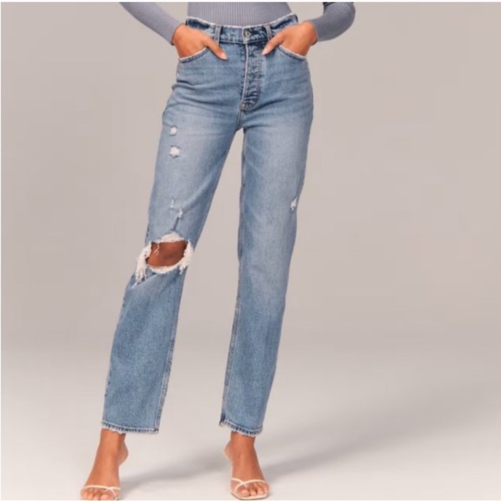 Abercrombie & Fitch Dad High Rise
Relaxed Fit Distressed 27 Jeans